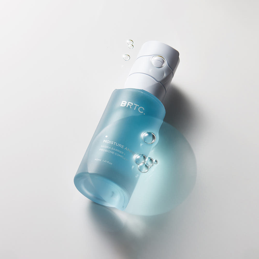 BRTC Hydra Daily Essence 40ml, flacon bleu BRTC sur fond clair, textures hydratantes et gouttelettes en contexte visuel.
