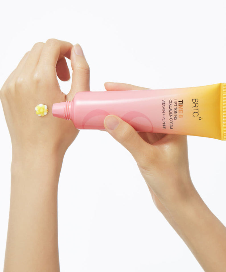 BRTC Time 8 LIft-Toning Collagen Cream 80ml, crème BRTC en tube rose, application sur les mains sur fond blanc.