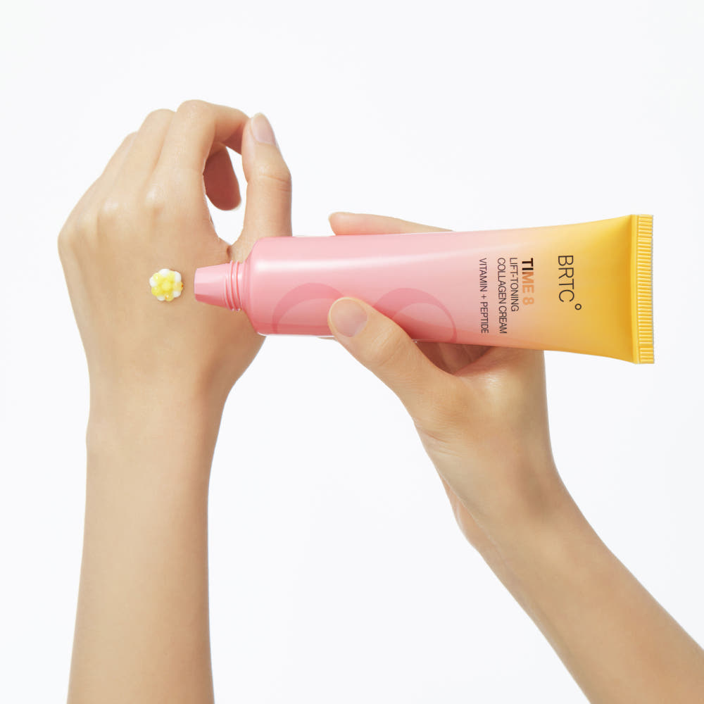 BRTC Time 8 LIft-Toning Collagen Cream 80ml, crème BRTC en tube rose, application sur les mains sur fond blanc.