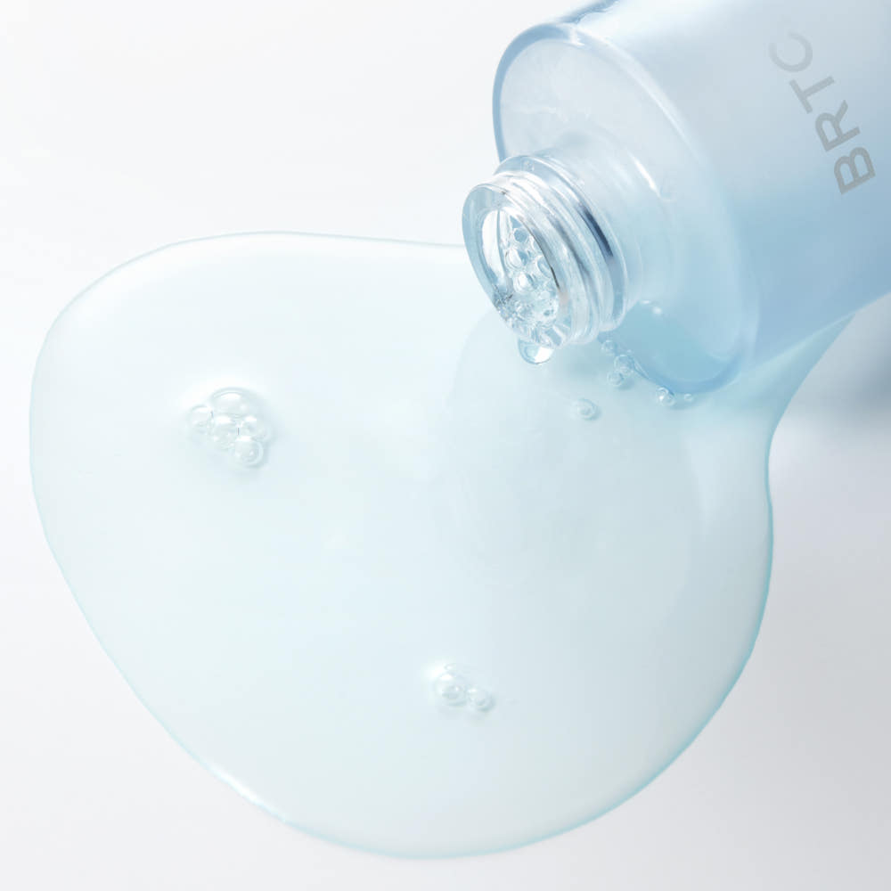 Gouttes d’eau et sérum en flacon bleu : BRTC Hydra Daily Essence 40ml de la marque BRTC, texture hydratante