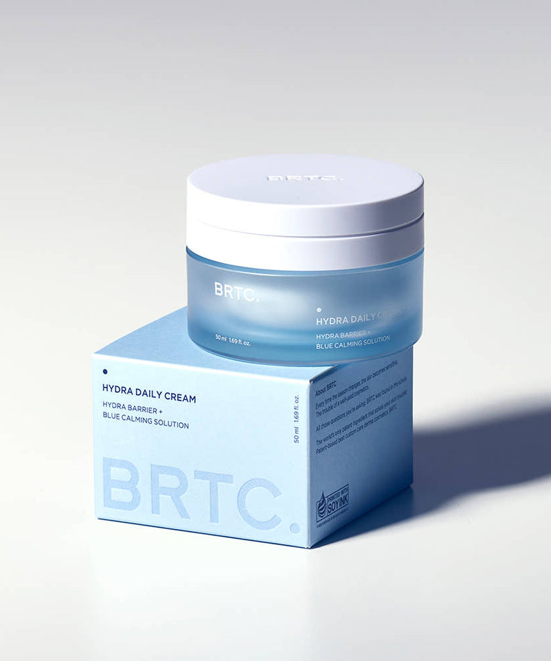 BRTC Hydra Daily Cream 50ml de BRTC, crème hydratante sur fond clair avec boîte et pot bleu.