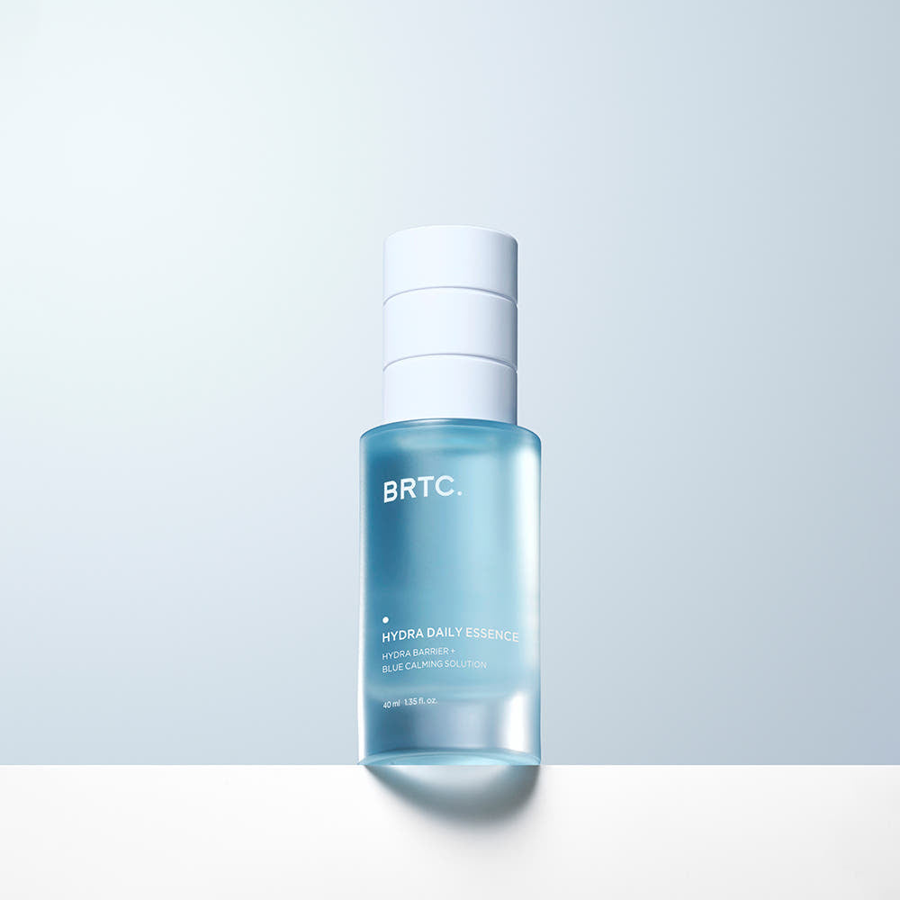 BRTC Hydra Daily Essence 40ml de BRTC, flacon bleu et blanc sur fond clair minimaliste, style cosmétique.
