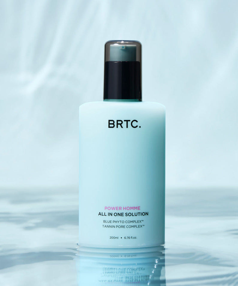 BRTC Power Homme All In One Solution 200ml, bouteille BRTC sur fond bleu lumineux, style cosmétique masculin.