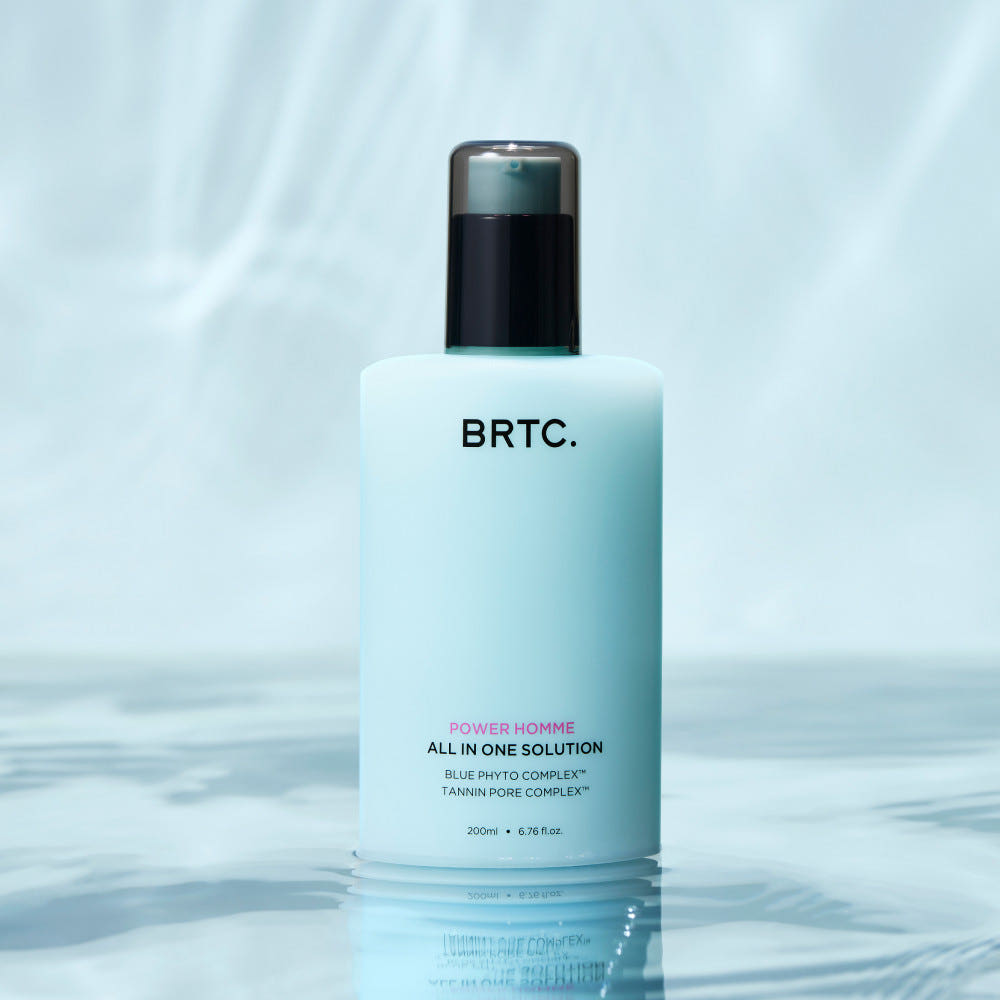 BRTC Power Homme All In One Solution 200ml, bouteille BRTC sur fond bleu lumineux, style cosmétique masculin.