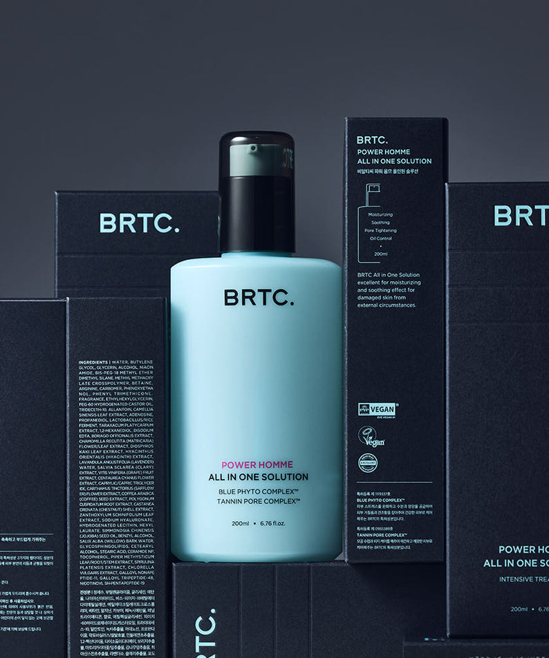 Décris l'image en français : BRTC Power Homme All In One Solution 200ml, bouteilles et coffret BRTC sur fond bleu.