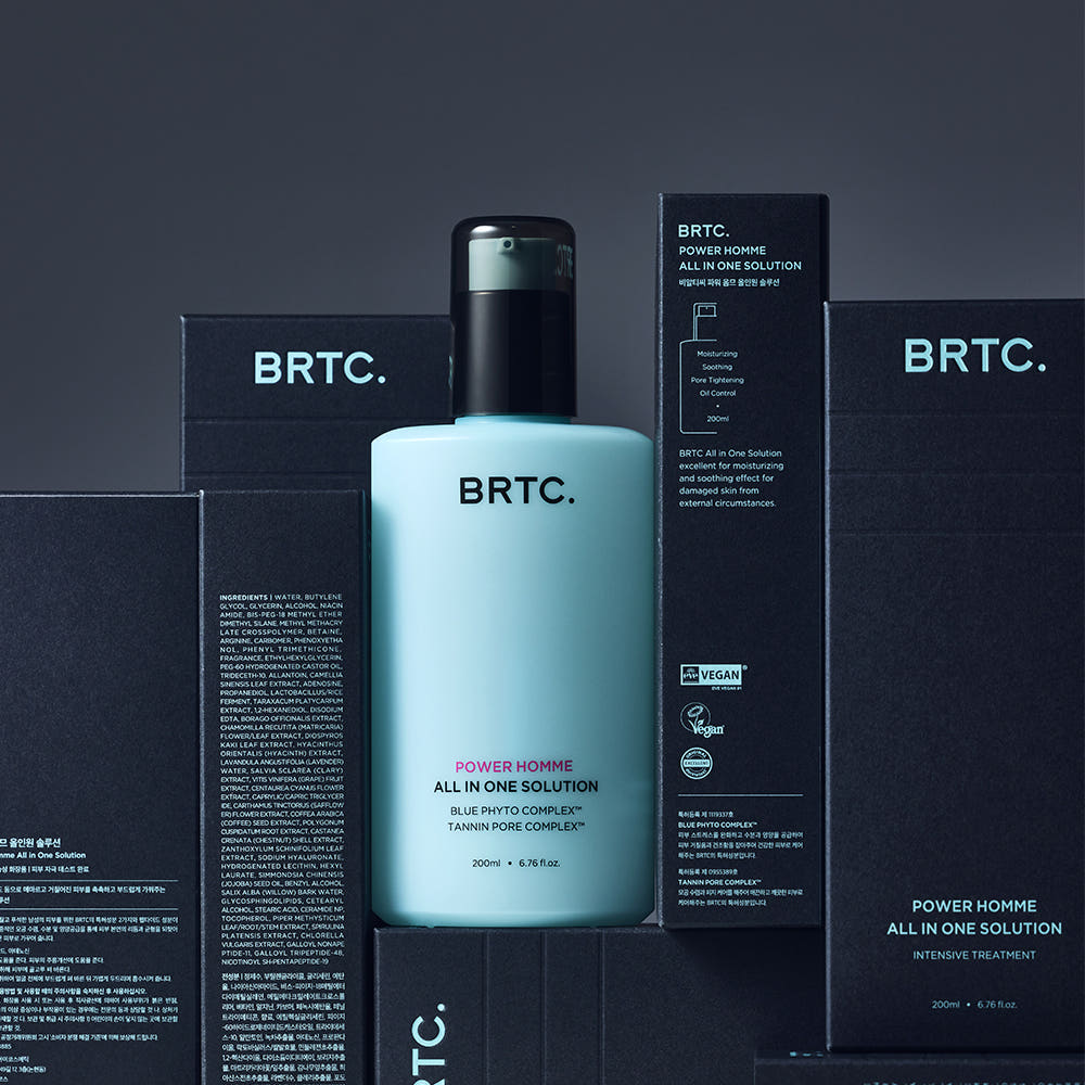 Décris l'image en français : BRTC Power Homme All In One Solution 200ml, bouteilles et coffret BRTC sur fond bleu.