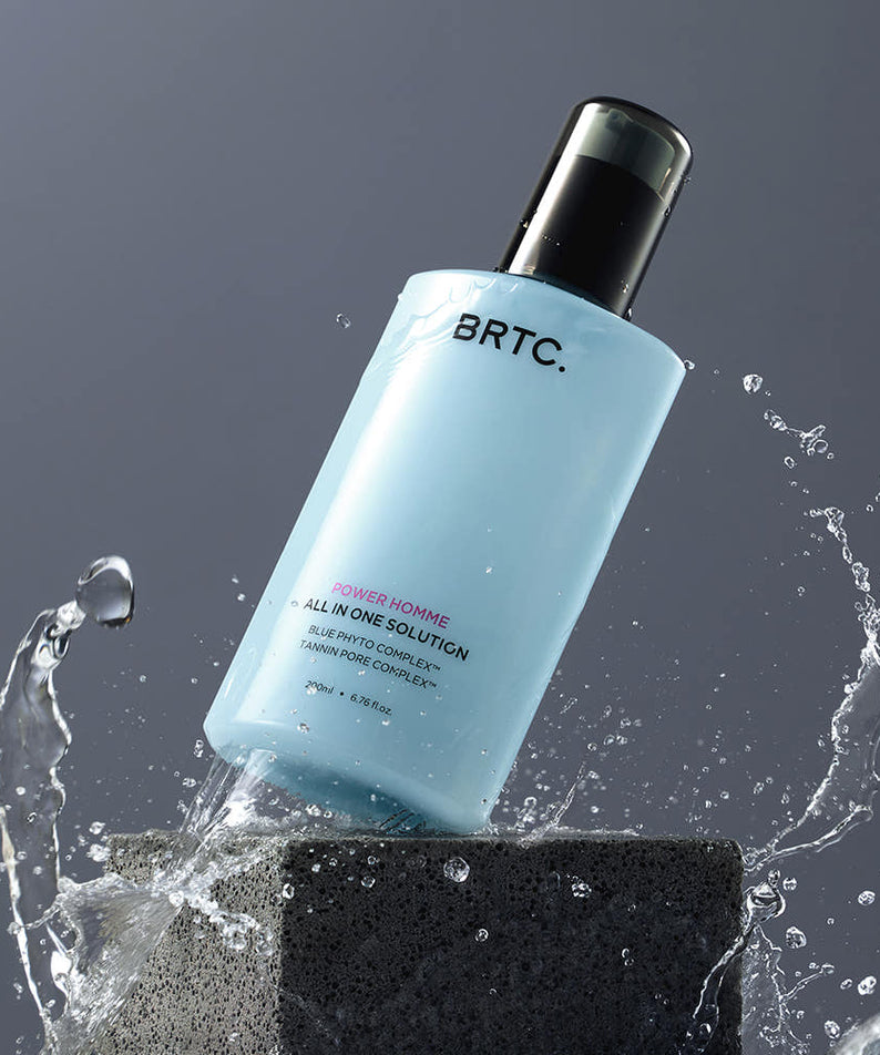 BRTC Power Homme All In One Solution 200ml de BRTC, bouteille bleue sur fond sombre avec eau et éclaboussures.