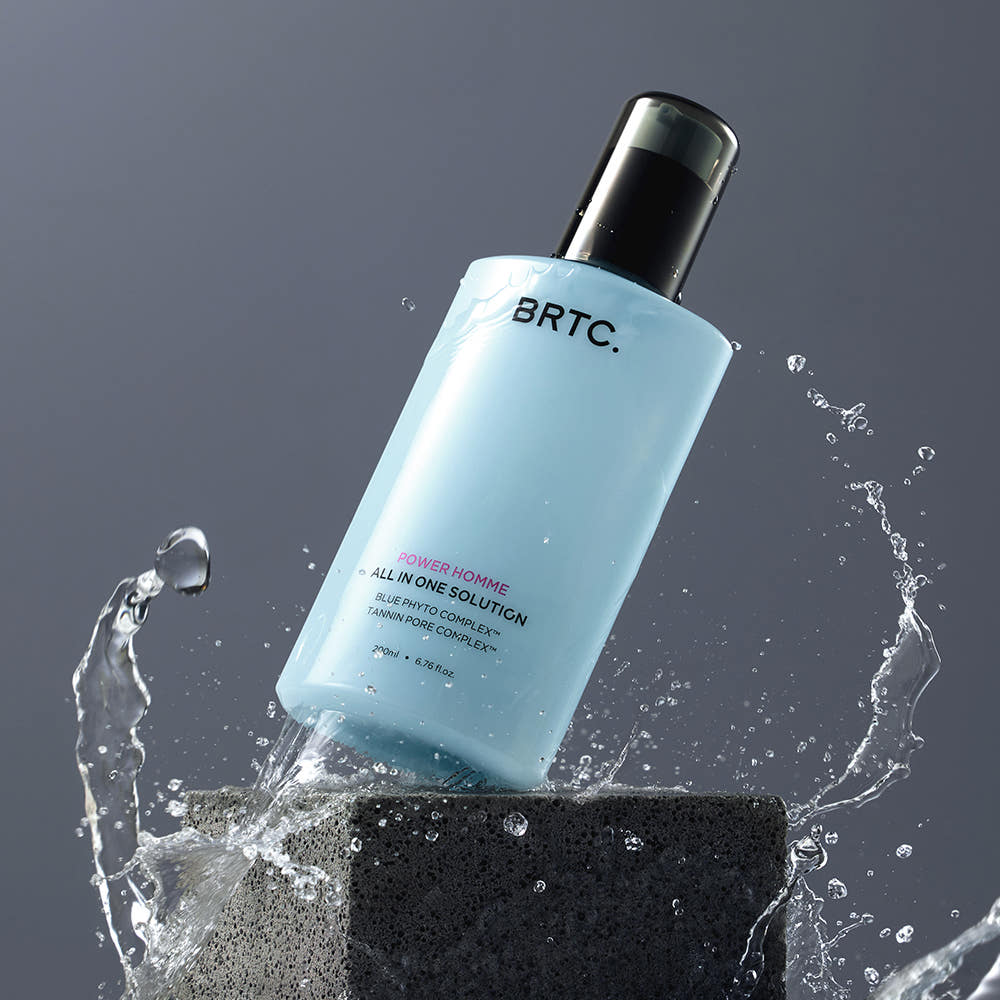 BRTC Power Homme All In One Solution 200ml de BRTC, bouteille bleue sur fond sombre avec eau et éclaboussures.