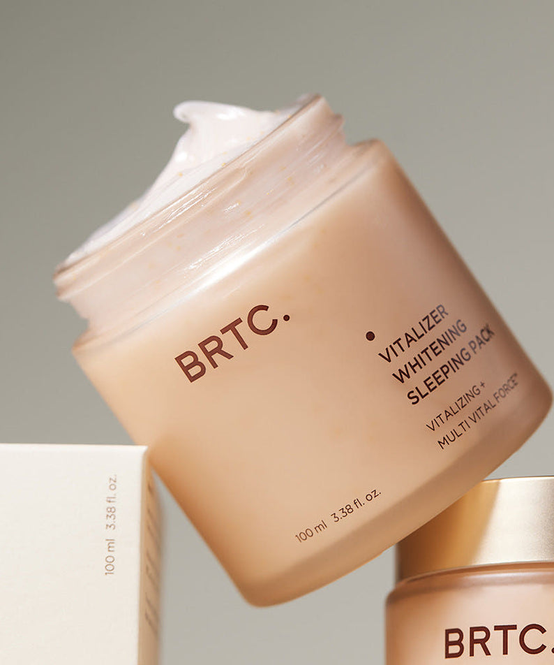 BRTC Vitalizer Whitening Sleeping Pack 100ml de BRTC, crème de nuit blanchissante sur fond beige, pack cosmétique en gros plan.