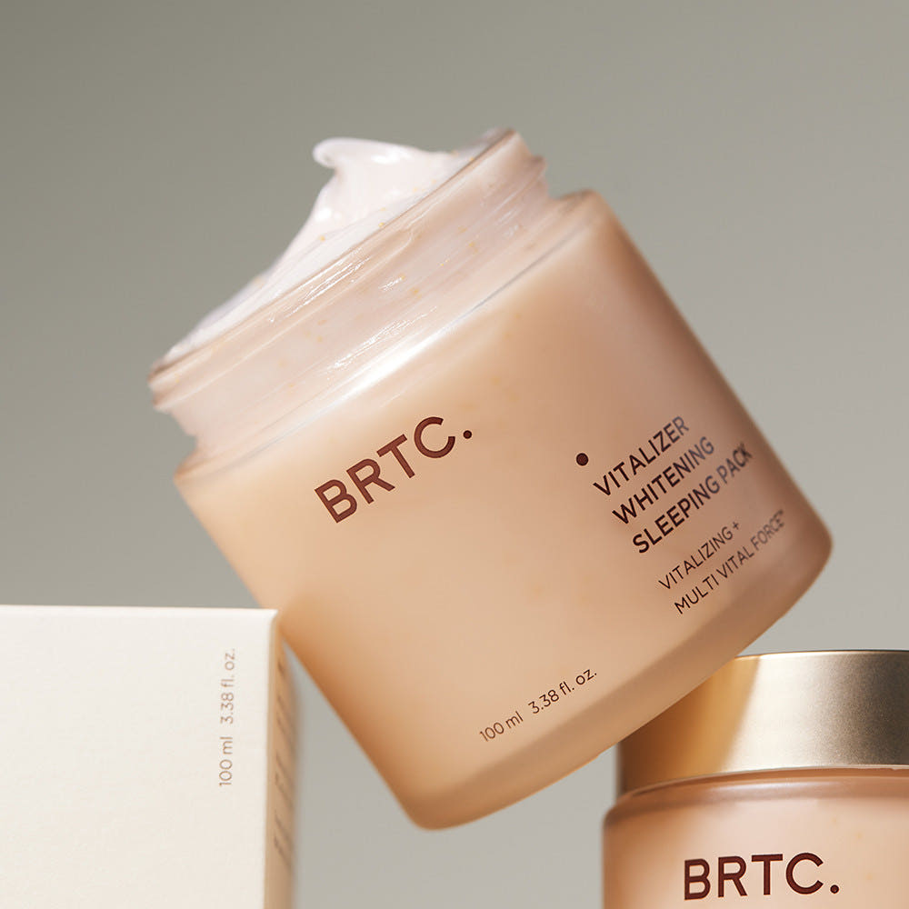BRTC Vitalizer Whitening Sleeping Pack 100ml de BRTC, crème de nuit blanchissante sur fond beige, pack cosmétique en gros plan.