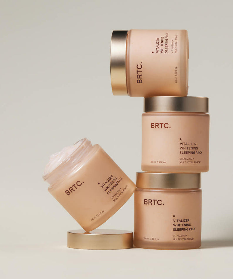BRTC Vitalizer Whitening Sleeping Pack 100ml, pack de nuit BRTC, flacons cosmétiques sur fond clair, style produit.