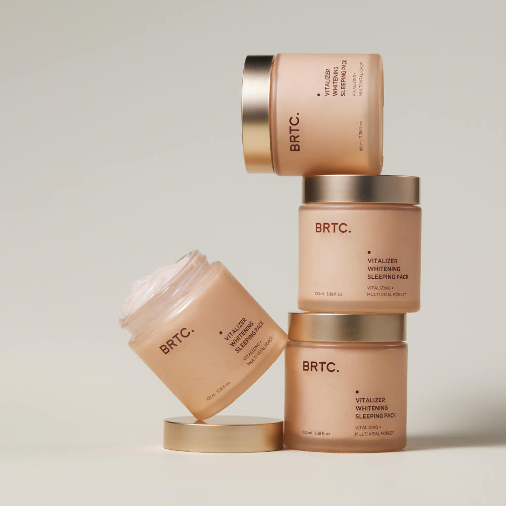 BRTC Vitalizer Whitening Sleeping Pack 100ml, pack de nuit BRTC, flacons cosmétiques sur fond clair, style produit.