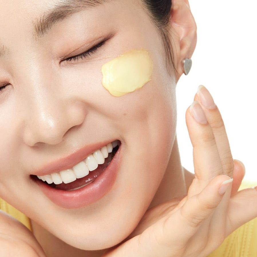 BY WISHTREND Vitamin A-Mazing Bakuchiol Night Cream 30g par BY WISHTREND, femme appliquant une crème jaune sur le visage
