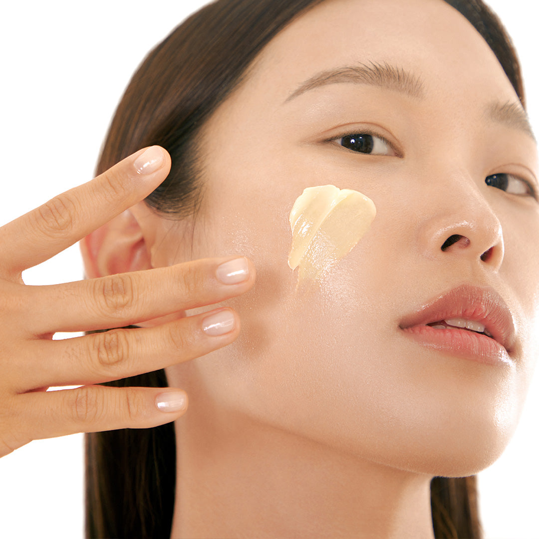 BY WISHTREND Vitamin A-Mazing Bakuchiol Night Cream 30g de BY WISHTREND, femme appliquant la crème sur le visage, beauté