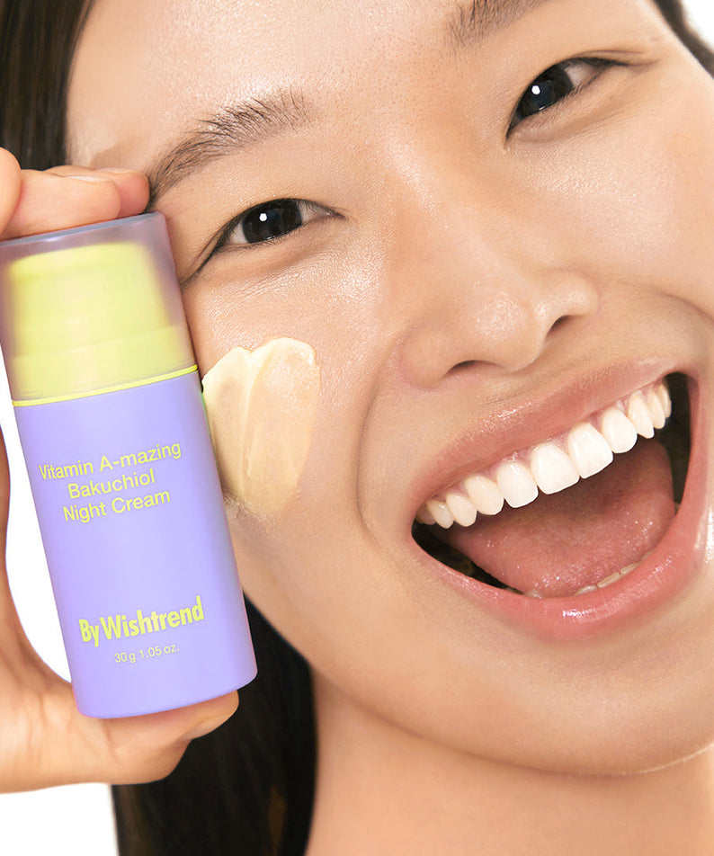 BY WISHTREND Vitamin A-Mazing Bakuchiol Night Cream 30g, crème de nuit, visage souriant tenant le flacon, fond clair