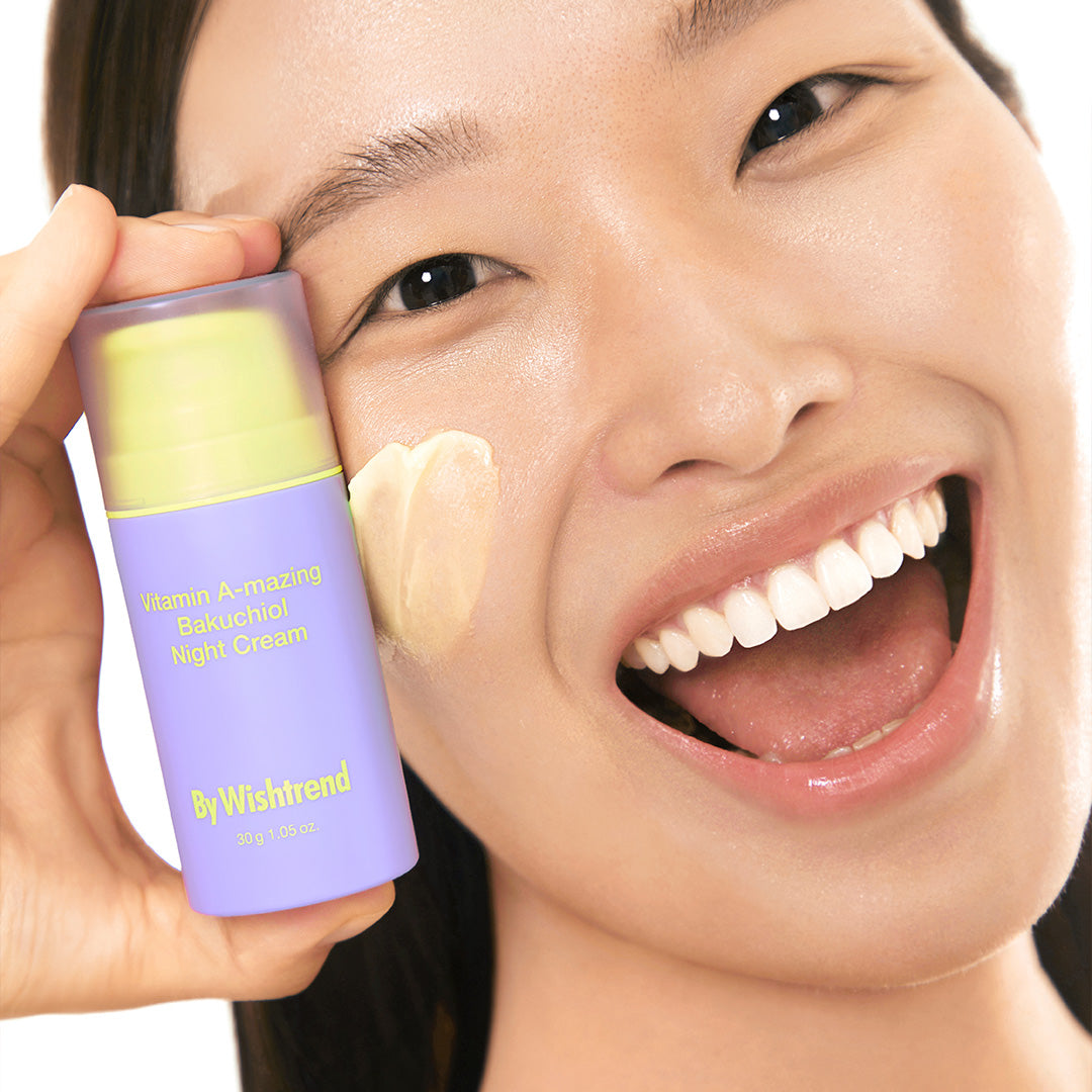 BY WISHTREND Vitamin A-Mazing Bakuchiol Night Cream 30g, crème de nuit, visage souriant tenant le flacon, fond clair