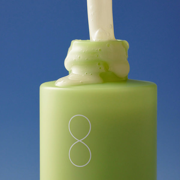 BY WISHTREND Green Tea & Enzyme Milky Foaming Wash 140ml, flacon vert sur fond bleu, texture de mousse à la sortie.