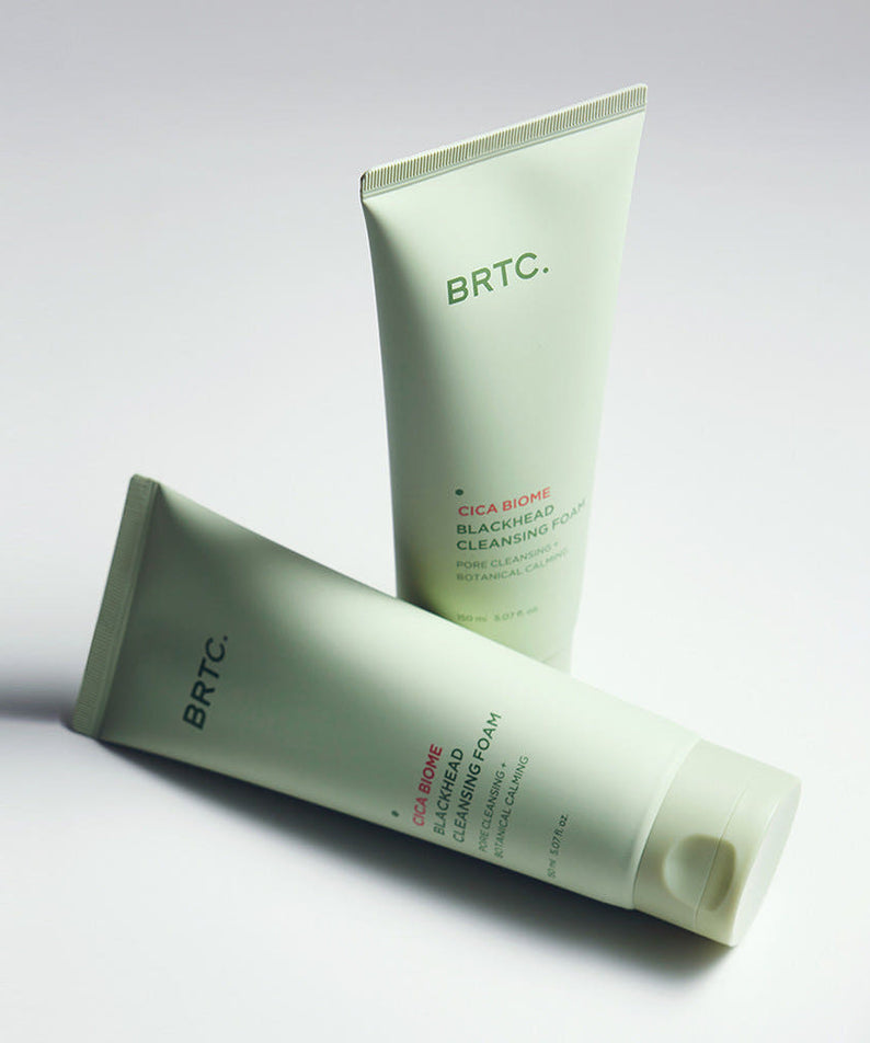 Décris l'image en français en mentionnant le produit, la marque et le contexte visuel : BRTC Cica Biome Blackhead Cleansing Foam 150ml