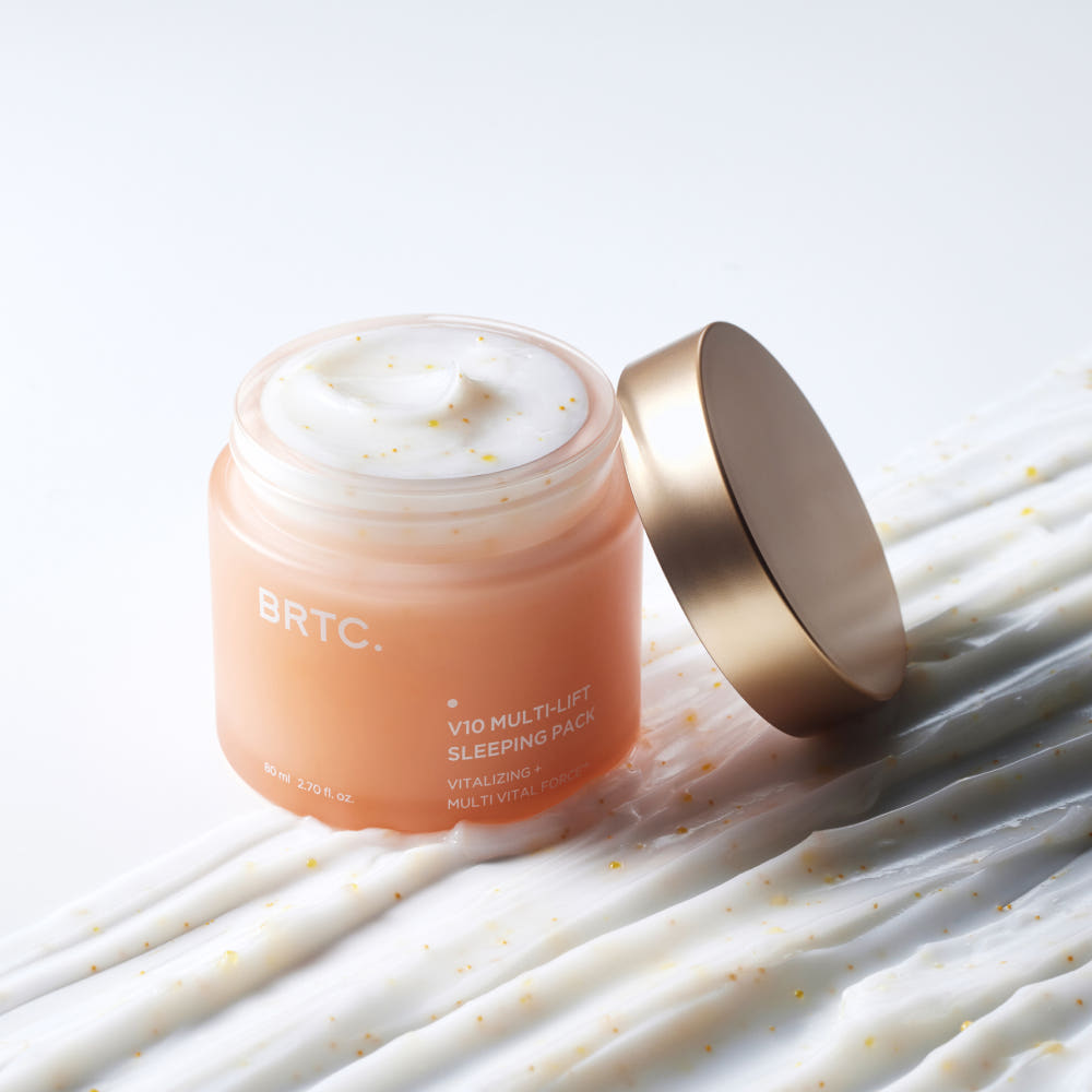 BRTC V10 Multi-Lift Sleeping Pack 80ml de BRTC, pot crème sur fond blanc avec texture onctueuse et reflets dorés.