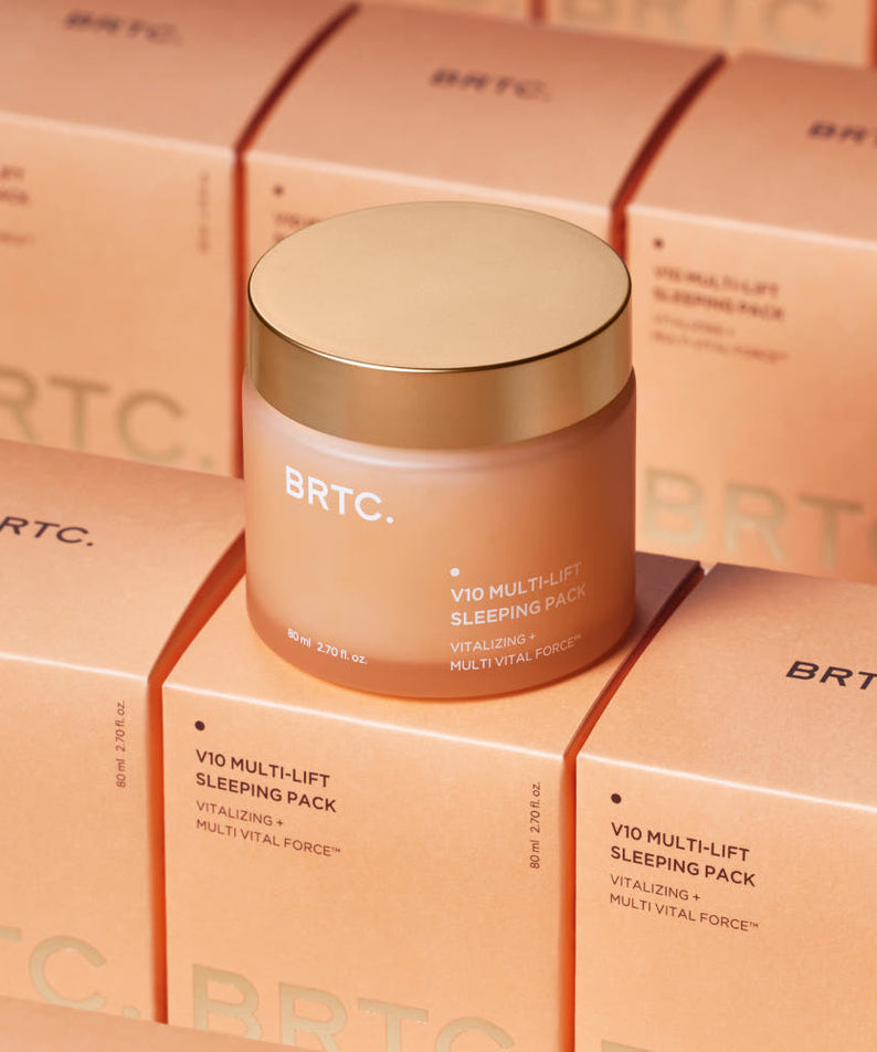 BRTC V10 Multi-Lift Sleeping Pack 80ml de BRTC, pot crème beige sur cartons en arrière-plan, photo produit