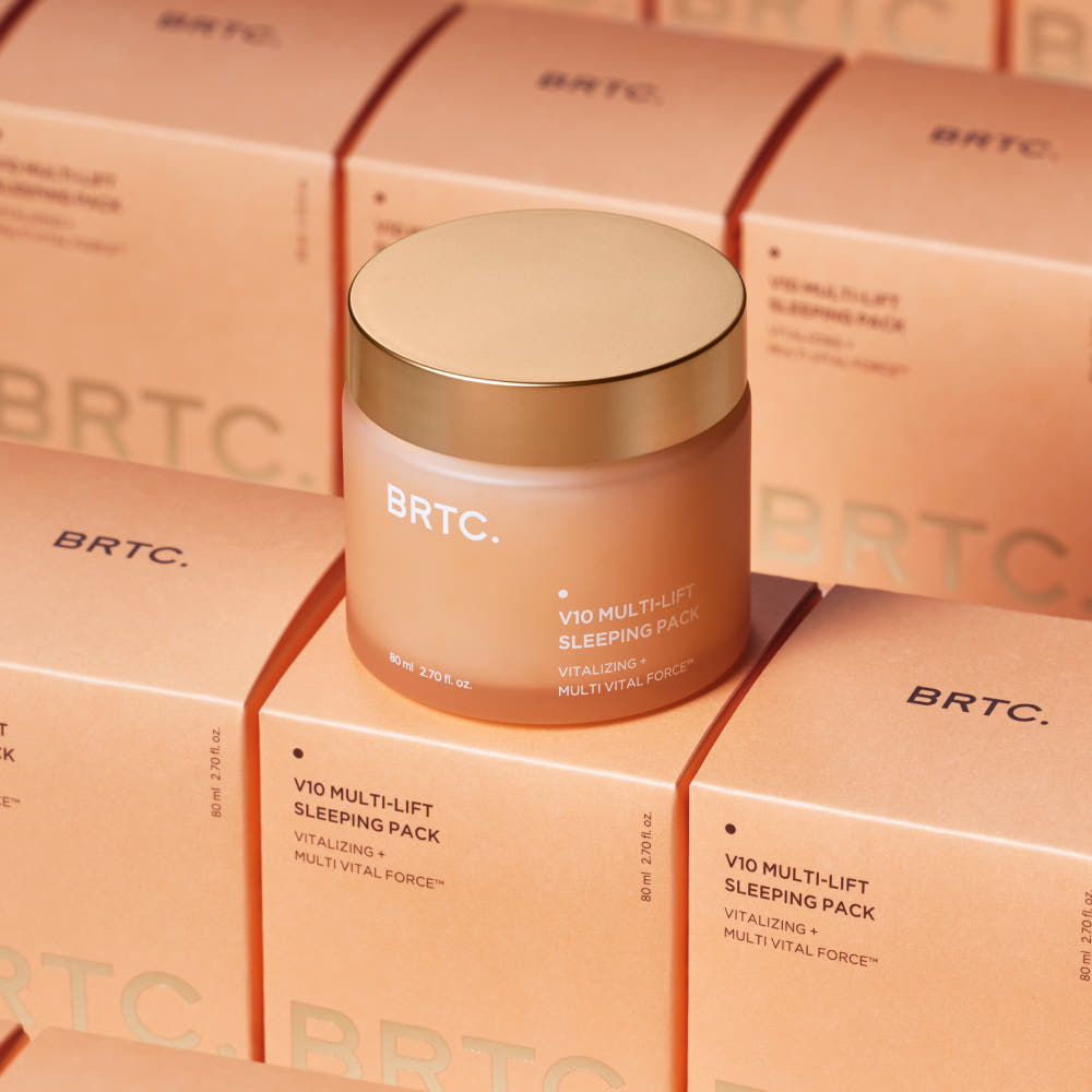 BRTC V10 Multi-Lift Sleeping Pack 80ml de BRTC, pot crème beige sur cartons en arrière-plan, photo produit