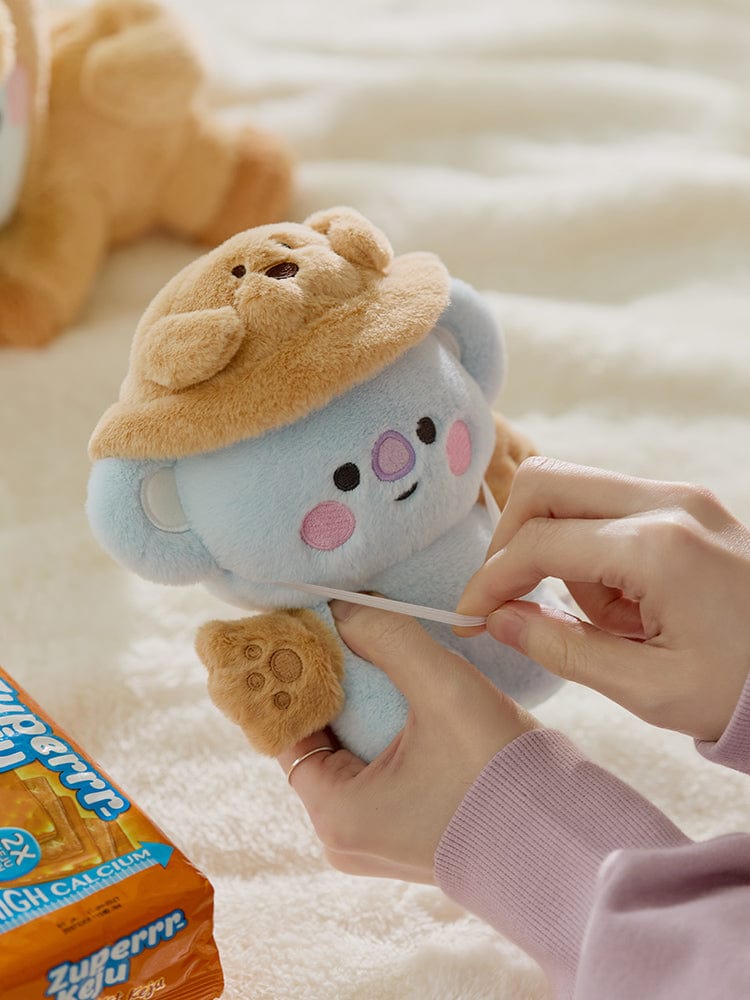 BT21 BABY COSTUME PLUSH CLOSET - RETRIEVER FLUFFY : peluche bébé bleu avec chapeau beige, sur canapé en tissu doux.