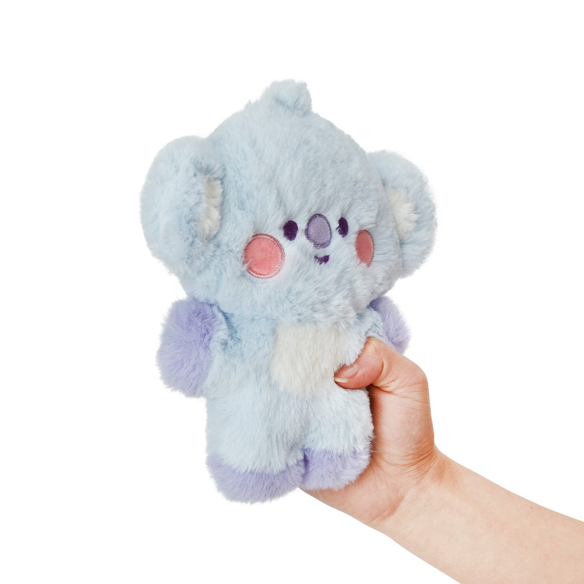 BT21 BABY KOYA FLAT FUR STANDING DOLL PURPLE HEART EDITION, peluche koala bleu à cœur violet, prise en main, décor chambre