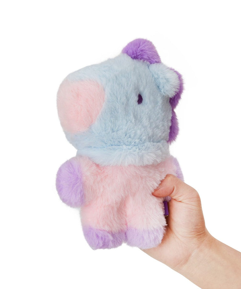 BT21 BABY MANG FLAT FUR STANDING DOLL PURPLE HEART EDITION : peluche Mang j-hope BTS, main tient, fond blanc.