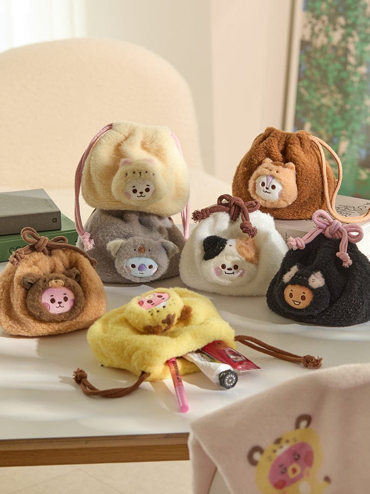 BT21 BABY MORE FLUFFY FACE PLUSH STRING POUCH : peluches BT21 bébé sur une table, LINE FRIENDS, intérieur lumineux.