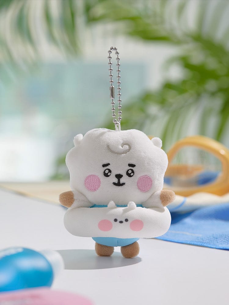 BT21 BABY PLUSH KEYRING SPLASH EDITION : porte-clés plush bébé BT21 sur table, LINE FRIENDS, style K-pop.