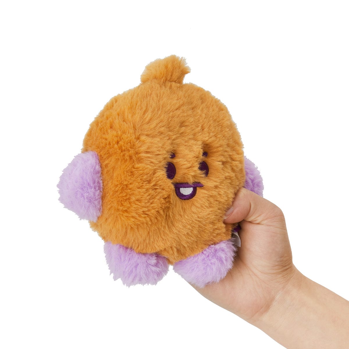 BT21 BABY SHOOKY FLAT FUR STANDING DOLL PURPLE HEART EDITION, peluche violette, main tenant le personnage sur fond blanc.
