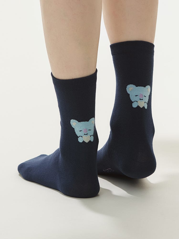 BT21 BASIC SOCKS 2025 F/W : chaussettes officielles LINE FRIENDS sur chaussures, personnages BT21, style K-pop noir bleu.