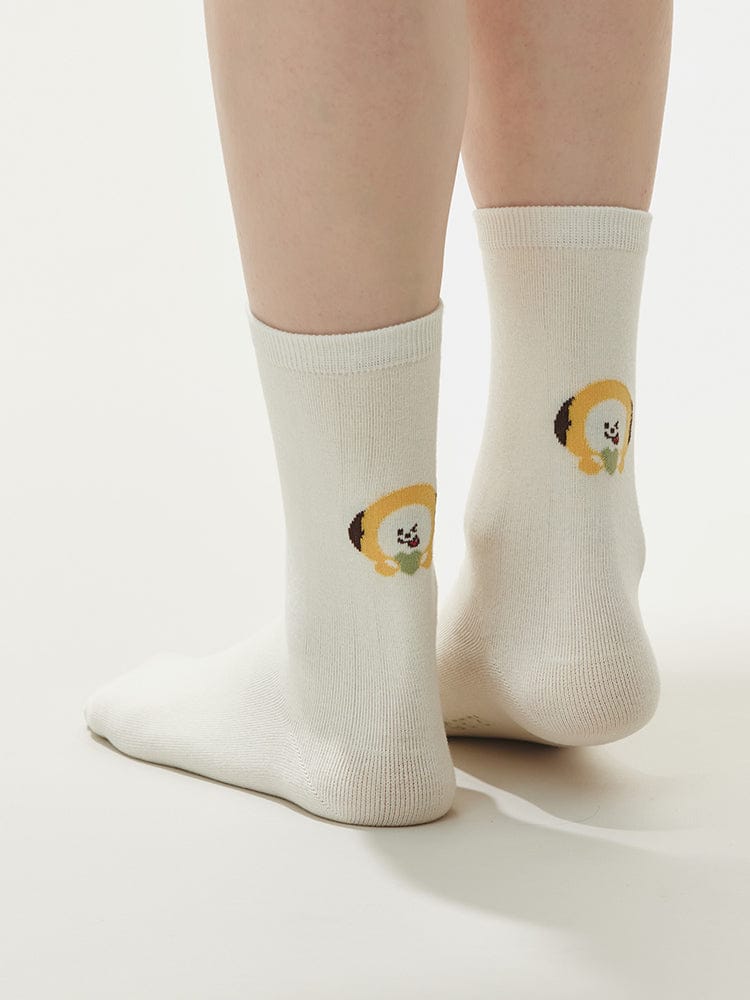 BT21 BASIC SOCKS 2025 F/W : chaussettes blanches avec personnages BT21 sur fond clair, style quotidien LINE FRIENDS.