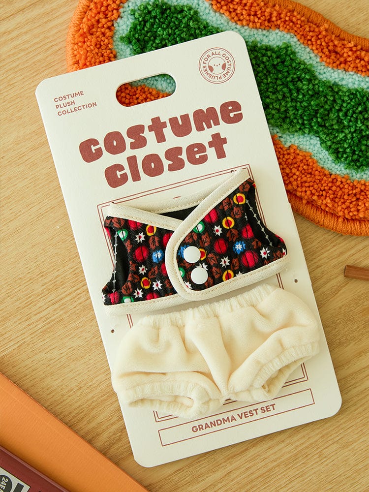 BT21 CAMPFIRE CLOSET - GRANNY VEST SET, peluche/granny vest sur emballage Costume Glosset, marque BT21 LINE FRIENDS, décor chambre