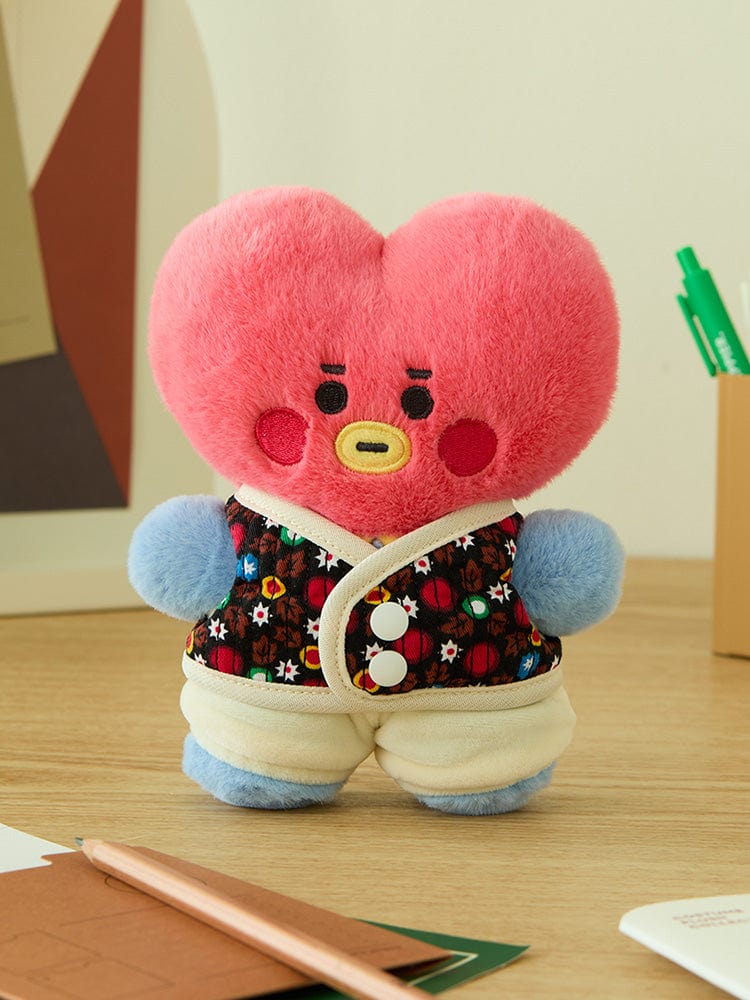 BT21 CAMPFIRE CLOSET - GRANNY VEST SET peluche BT21 style Granny, cœur rose, sur bureau décoré, arrière-plan chambre