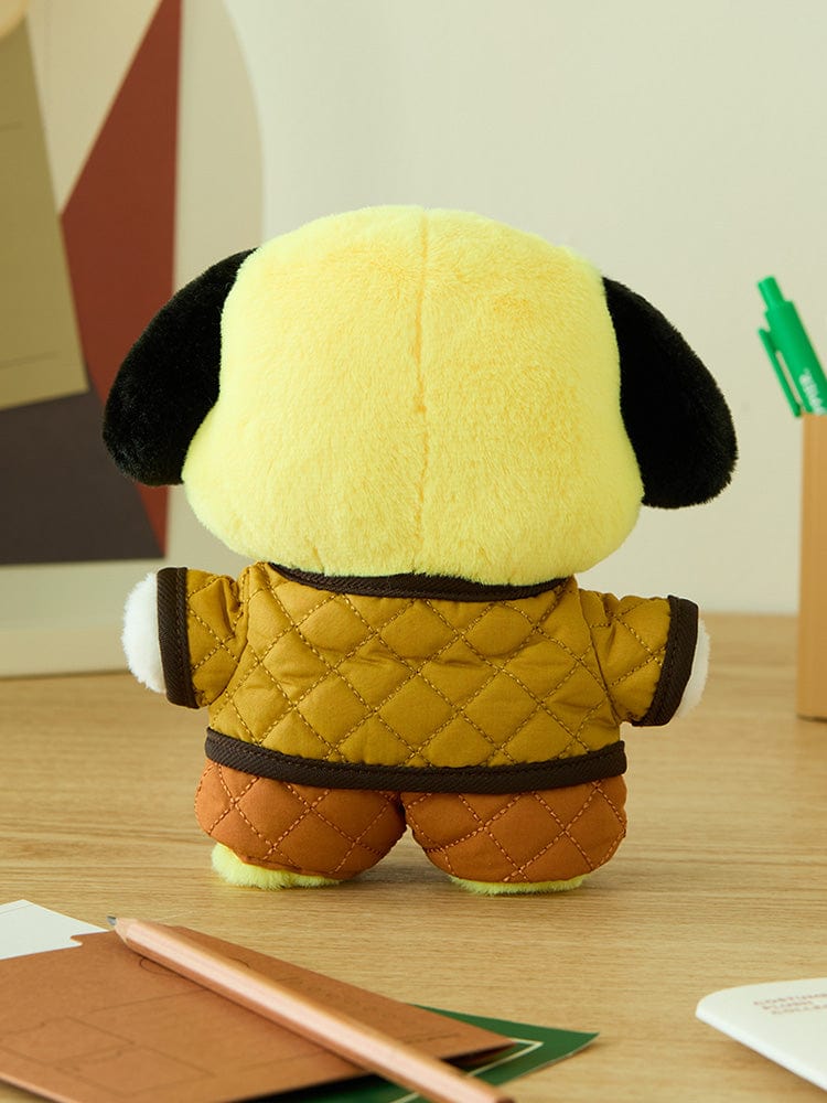 BT21 CAMPFIRE CLOSET - QUILTED JACKET, peluche BT21 avec veste matelassée jaune sur table, décor chambre