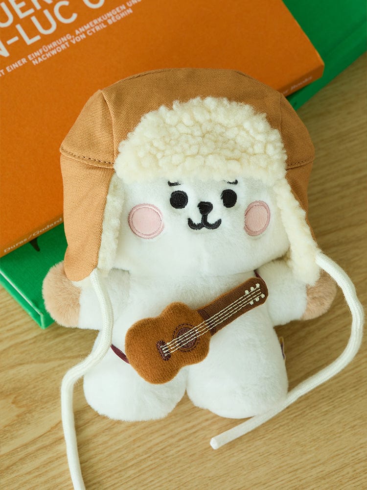 BT21 CAMPFIRE CLOSET - WINTER HAT, peluche BTS x LINE FRIENDS en bonhomme ours, sur fond coloré et tapis bois.