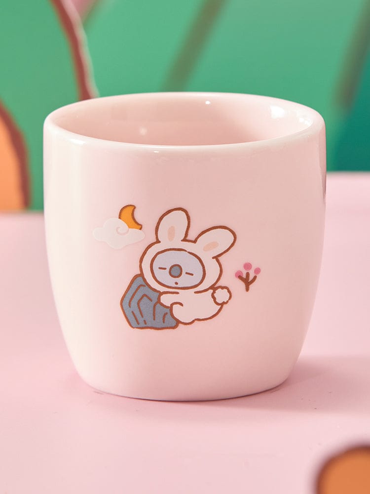 BT21 CERAMIC MINI CUP KEYRING K-TOKKI, mini tasse en céramique rose avec K-Tokki, porte-clés sur fond vert pastel.
