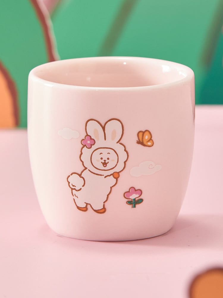BT21 CERAMIC MINI CUP KEYRING K-TOKKI, mini tasse en céramique rose avec personnage K-Tokki, porte-clés BT21 LINE FRIENDS, fond vert