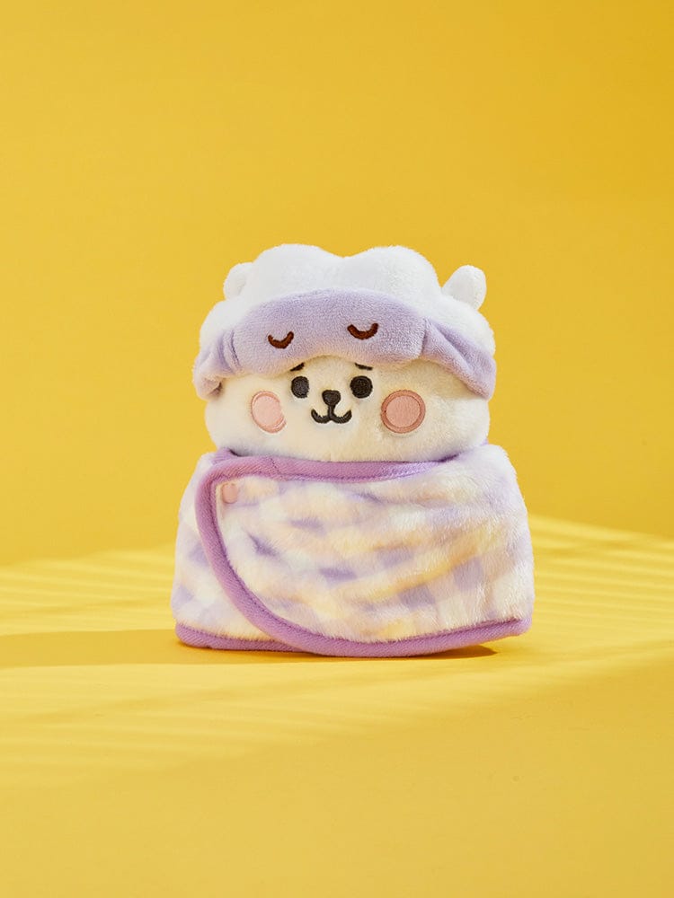 BT21 CHILL BREAK PLUSH CLOSET - BLANKET CAPE, peluche couverture sur fond jaune, personnages BT21 en décoration.