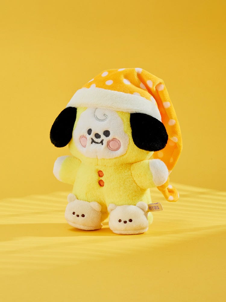 BT21 CHILL BREAK PLUSH CLOSET - HOMEWEAR : peluche BT21 jaune sur fond jaune, décor chambre ou cadeau LINE FRIENDS