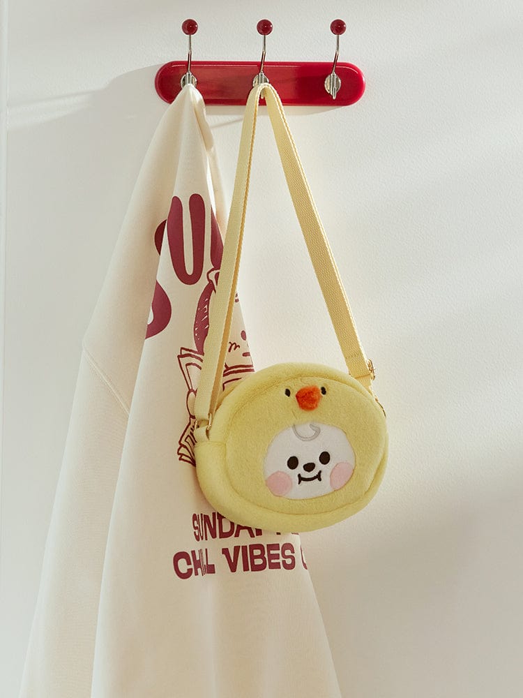 BT21 CHIMMY BABY CROSSBODY BAG FLUFFY, sac bandoulière du chiot CHIMMY sous licence LINE FRIENDS, porté sur cintres blancs.
