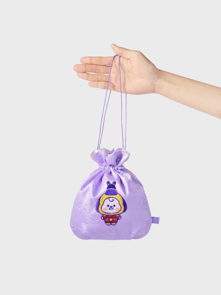 BT21 CHIMMY BABY GOOD LUCK POUCH K-EDITION ver.2 : pochette à cordon violette, main tenant, design CHIMMY LINE FRIENDS
