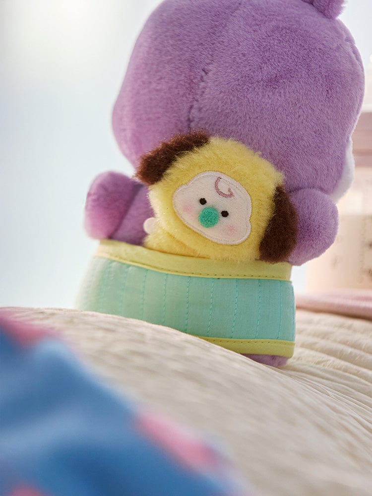 BT21 CHIMMY BABY PLUSH CLOSET - BABY SLING NEWBORN SEASON 2 : peluche CHIMMY sur lit, décor chambre bébé, style doux.