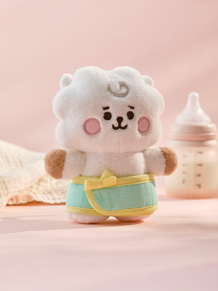 BT21 CHIMMY BABY PLUSH CLOSET - BABY SLING NEWBORN SEASON 2 : peluche CHIMMY sur table, biberon en arrière-plan.