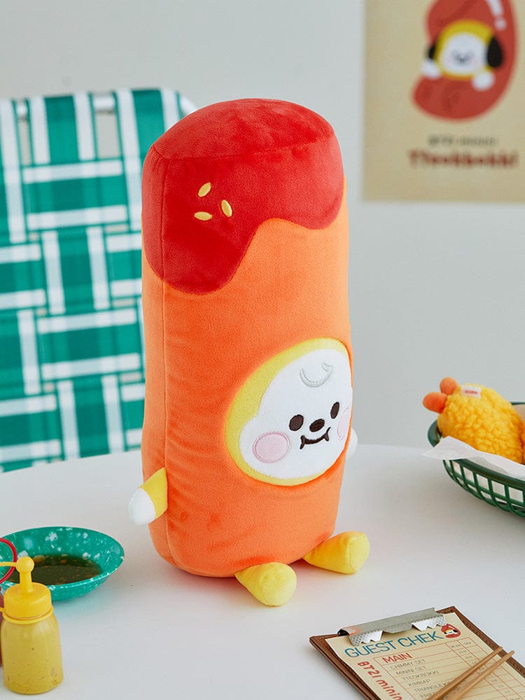 BT21 CHIMMY BABY PLUSH DOLL BUNSIK, peluche officielle CHIMMY Jimin, posée sur une table décorée en chambre.