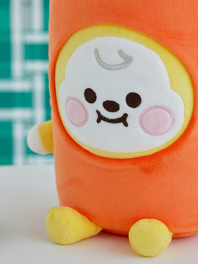 BT21 CHIMMY BABY PLUSH DOLL BUNSIK, peluche officielle CHIMMY en baby, gros plan sur son visage, décor chambre.