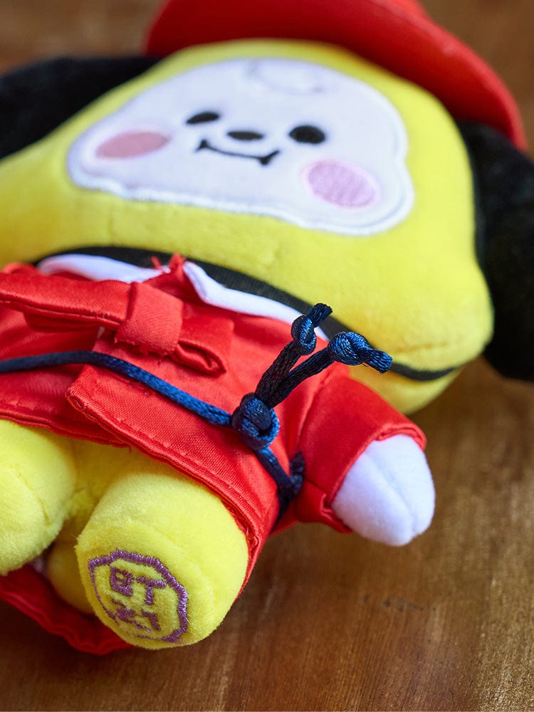 BT21 CHIMMY BABY PLUSH DOLL K-EDITION 2 : peluche officielle CHIMMY Jimin, tenue rouge, gros plan sur la chambre