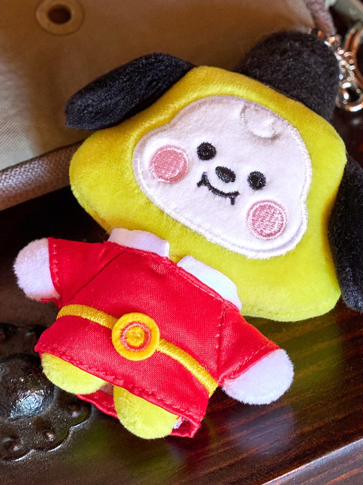 BT21 CHIMMY BABY PLUSH KEYRING K-EDITION 2, porte-clés officiel LINE FRIENDS, peluche chiot sur fond sac à dos.