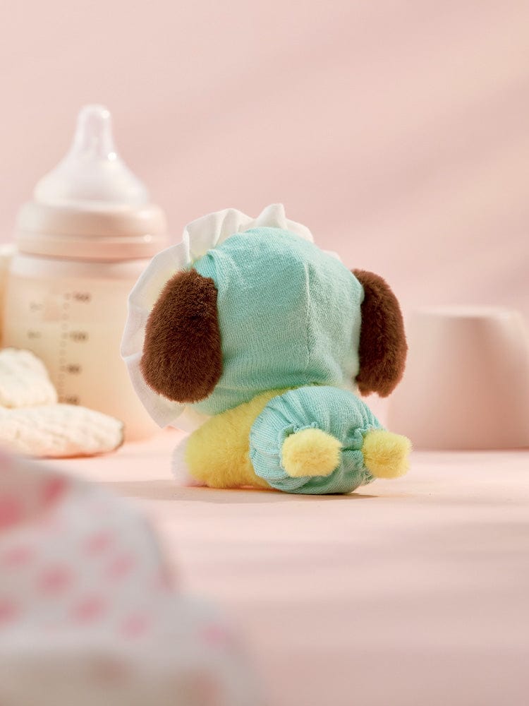 BT21 CHIMMY BABY PLUSH NEWBORN SEASON 2 : peluche officielle Jimin de BTS, chiot CHIMMY sur table bébé, décor rose